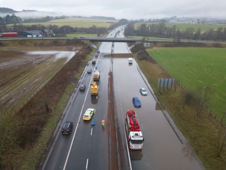 Inundaciones en la M9 entre las salidas 9 y 10 cerca de Stirling.