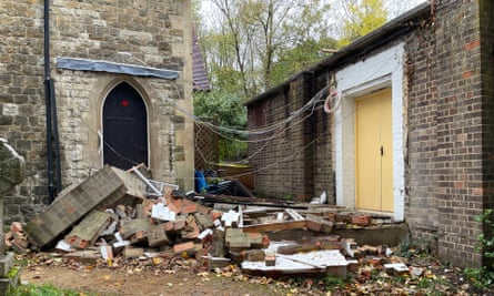 Parte de las ruinas de la Iglesia de Todos los Santos en Harrow Weald.