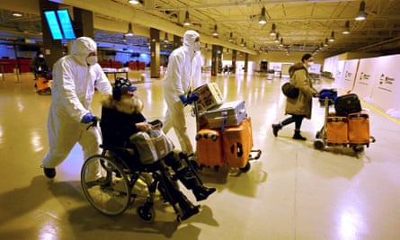 Viajeros chinos saliendo de la sala de llegadas del aeropuerto de Roma Fiumicino el sábado.