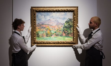 Manipuladores de arte sostienen La Montagne Sainte-Victoire, de Paul Cézanne.