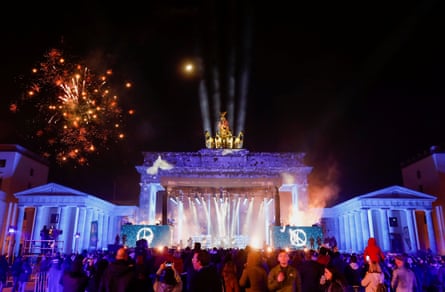 Fuegos artificiales explotan detrás de la Puerta de Brandeburgo en Berlín.