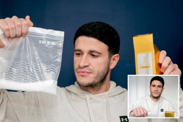 Un hombre abre el regalo de su madre y encuentra una bolsa de medicamentos en una caja para después del afeitado