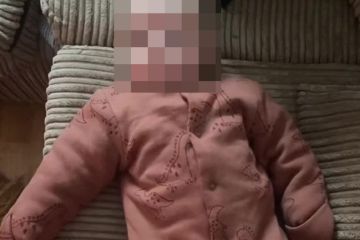 Las mamás luchan por tener en sus manos artículos esenciales de invierno para bebés de Sainsbury's por £ 10