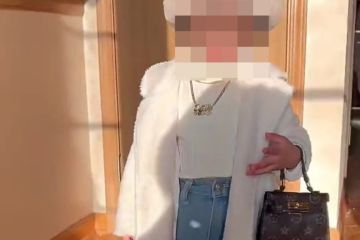 Mamá dice que la gente la critica por vestir a su hijo de manera inapropiada y 'demasiado adulta'