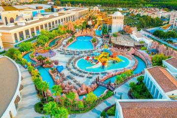 Dentro del enorme hotel turco con su propio parque temático y parques acuáticos