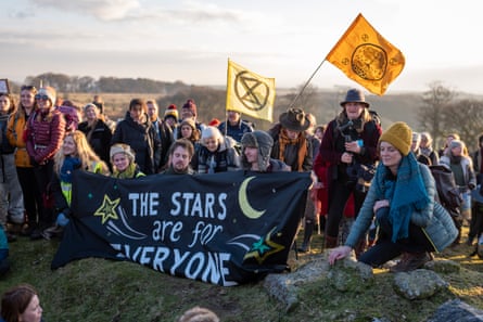 Los manifestantes muestran sus pancartas en Dartmoor.
