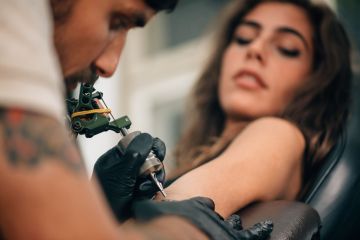 La gente apenas se da cuenta de que no puedes hacerte un tatuaje durante el embarazo