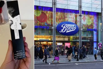 Mujer muestra Fenty y Huda Beauty con descuento en mega liquidación de botas