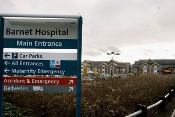 Feto encontrado abandonado en una caja afuera del hospital mientras la policía pide venir