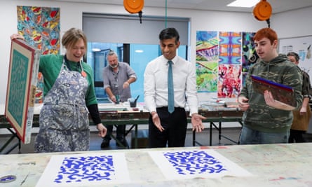 Rishi Sunak visita la Escuela de Arte del Norte en Hartlepool, Inglaterra.