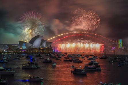 Fuegos artificiales sobre el Sydney Opera House y el Harbour Bridge.