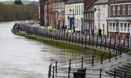 Los trabajadores de la Agencia de Medio Ambiente instalan defensas contra inundaciones en Bewdley, Worcestershire el miércoles