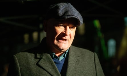 Mick Lynch al aire libre con abrigo y gorra plana
