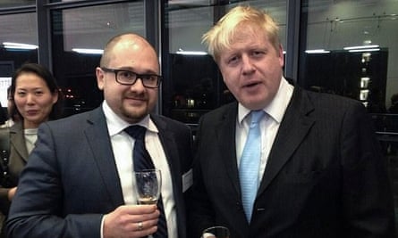 El diplomático ruso Sergei Nalobin con Boris Johnson