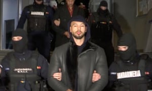 En esta captura de pantalla de un video publicado por Observator Antena 1, la policía se lleva a Andrew Tate en Ilfov, Rumania, el 29 de diciembre.