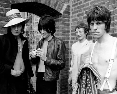El grupo Jeff Beck a fines de la década de 1960: (de izquierda a derecha) Rod Stewart, Ron Wood, Mickey Waller y Jeff Beck.