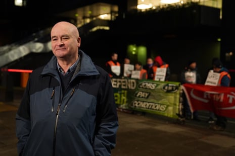 Mick Lynch con miembros del RMT en un piquete en la estación de Euston en Londres esta mañana.