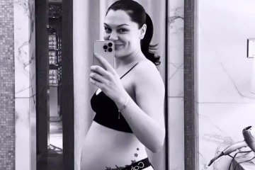 Jessie J revela sus antojos de embarazo mientras muestra su enorme panza