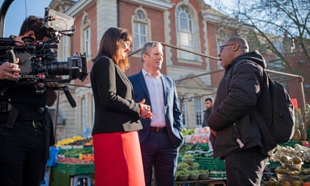 Starmer y Rachel Reeves filmaron para el Partido Laborista en un paseo por Walthamstow, al este de Londres, el año pasado.