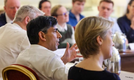 Rishi Sunak en un debate en Downing Street sobre la crisis del NHS