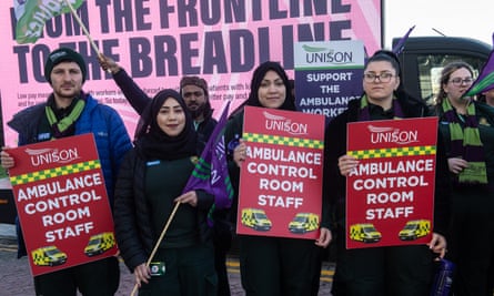 Paramédicos en Newham, al este de Londres, en la segunda ronda de huelgas la semana pasada.