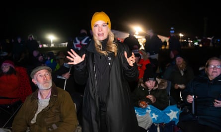 Melissa Thorpe, directora de Spaceport, se reúne con los visitantes durante el lanzamiento inaugural del cohete Spaceport desde el aeropuerto de Newquay en Cornwall.
