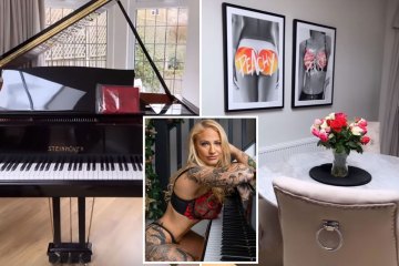 Dentro de la casa de Ebanie Bridges con un piano de cola... y fotos de tetas enmarcadas