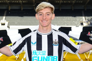 Everton comete un error accidental cuando el interruptor Toon de Gordon regresa para morderlos