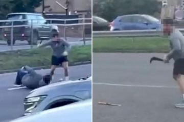 Momento en el que dos hombres balancean palas en una calle muy transitada y dejan a un crítico