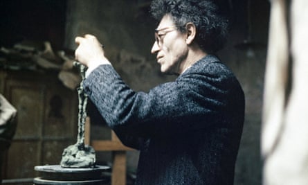 Alberto Giacometti en su estudio de París en 1962.