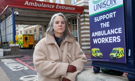La oficial de salud de Unison, Sara Gorton, afuera del King's College Hospital en Londres el viernes.