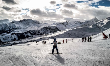 Los esquiadores se fotografían en el centro turístico de Courchevel