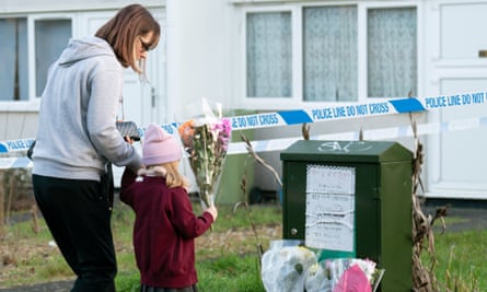 Vecinos depositan flores en la escena en Broadlands, Milton Keynes, donde una niña de cuatro años murió tras el ataque de un perro.