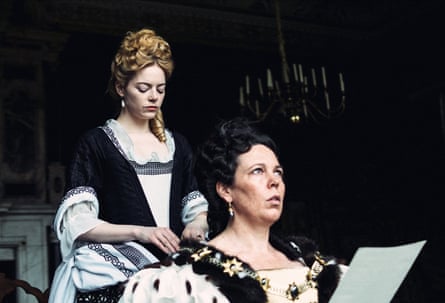 The Favourite de 2018 de Yorgos Lanthimos, protagonizada por Emma Stone y Olivia Colman.