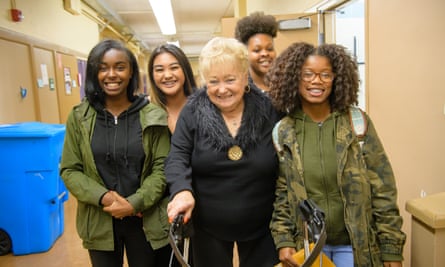 Estudiantes de California conocen a la sobreviviente del Holocausto Gloria Lyon, z'l en el Día de Aprendizaje del Centro del Holocausto JFCS con 700 estudiantes.