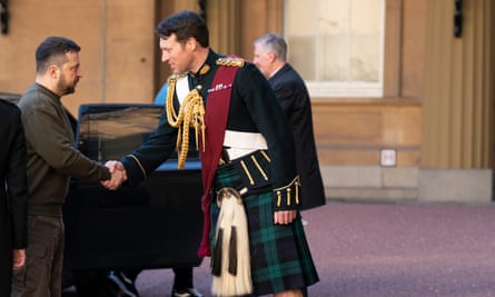 Zelensky es recibido por el teniente coronel Johnny Thompson, caballerizo del rey Carlos III, a su llegada al Palacio de Buckingham.