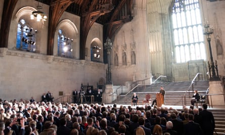 Zelenskiy se dirige a los parlamentarios en Westminster Hall.
