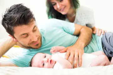 Dinero gratis por valor de hasta £ 7,000 para nuevos padres: ¿puede reclamarlo?