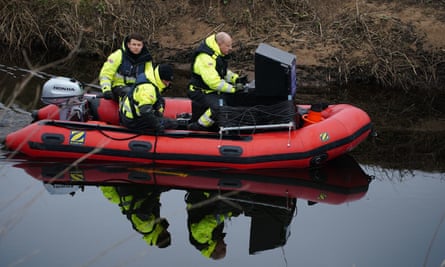 El Grupo Especialista Internacional, incluido Peter Faulding (derecha), busca en el río Wyre