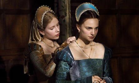 Scarlett Johansson (izquierda) y Natalie Portman en La otra Bolena (2007)