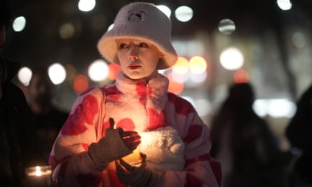 Uno de los participantes en la vigilia con velas en memoria de Brianna Ghey