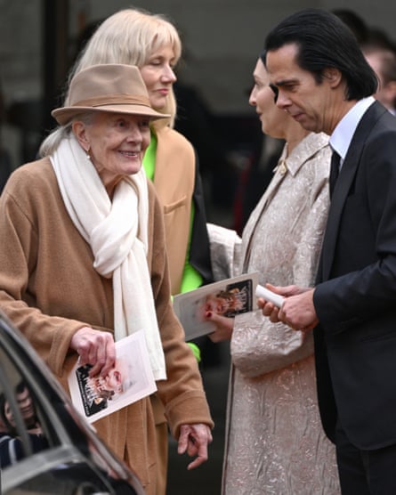 (De izquierda a derecha) Vanessa Redgrave, Joely Richardson y Nick Cave abandonan el servicio conmemorativo