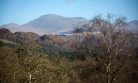 La vista del sur del Distrito de los Lagos hasta Scafell Pike desde Muncaster Castle.