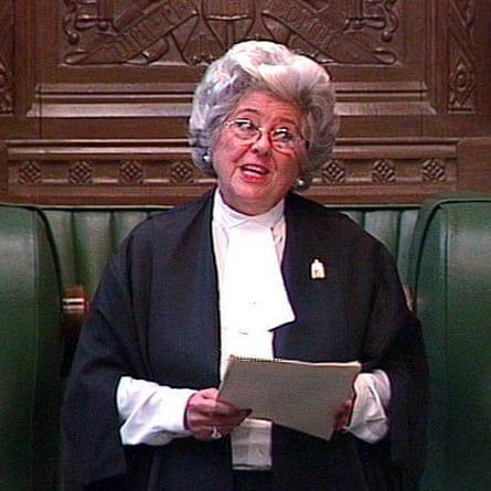 Boothroyd dando su discurso de despedida para marcar su retiro como oradora en julio de 2000.