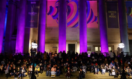La gente asiste a una vigilia en memoria de Brianna Ghey, en St George's Hall en Liverpool el 14 de febrero de 2023.