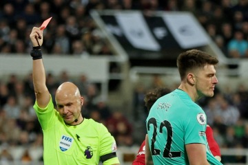 Pope FUERA de la final de la Carabao Cup tras ser expulsado por balonmano ante el Liverpool