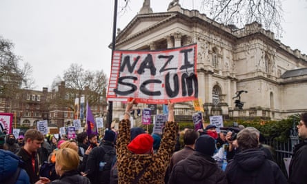Manifestantes de extrema derecha frente a Tate Britain chocan con contramanifestantes que se manifestaron en solidaridad con los derechos LGBTQ+