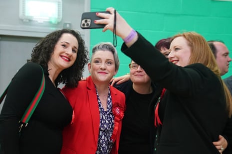 Ashley Dalton de Labor (en rojo) posando para una selfie con sus seguidores esta mañana temprano después de ganar las elecciones parciales de West Lancashire.