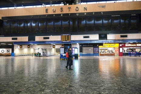 El tablero de salidas en la estación de Euston esta mañana, donde los trenes no circulan debido a la huelga ferroviaria.
