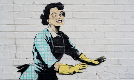 Detalle de la obra de arte de Banksy, que parece mostrar a un ama de casa de la década de 1950, con un delantal azul y guantes para fregar, con un ojo hinchado y sin un diente.